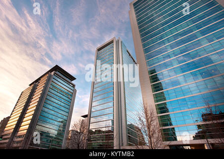 Modernen Gebäude am Isidora Goyenechea Straße, einen wohlhabenden Geschäftsviertel im Stadtteil Las Condes, Santiago Chile Stockfoto