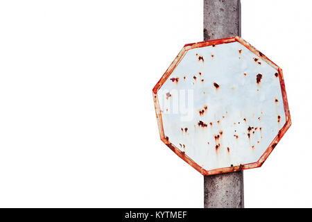 Leere rostig und Grunge weiß und rot Old Road Traffic sign in achteckigen Form Verwitterten unter der Elemente zu einer konkreten Post fixiert auf ein Wh isoliert Stockfoto