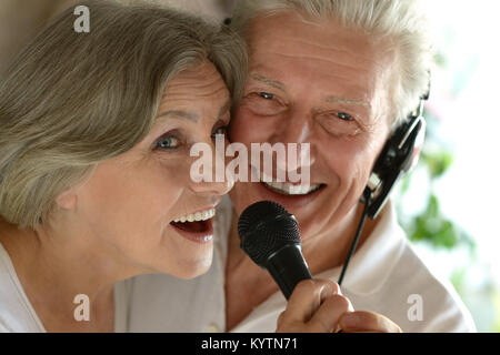 Senior paar Karaoke singen Stockfoto