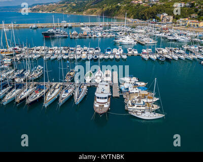 Luftaufnahme von Segelbooten und verankerten Boote. Boote in den Hafen von Vibo Marina, Kai, Pier. Luxus Yachten und Segelboote. Stockfoto