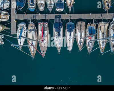 Luftaufnahme von Segelbooten und verankerten Boote. Boote in den Hafen von Vibo Marina, Kai, Pier. Luxus Yachten und Segelboote. Stockfoto