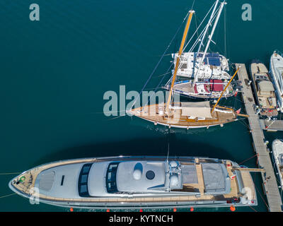 Luftaufnahme von Segelbooten und verankerten Boote. Boote in den Hafen von Vibo Marina, Kai, Pier. Luxus Yachten und Segelboote. Stockfoto