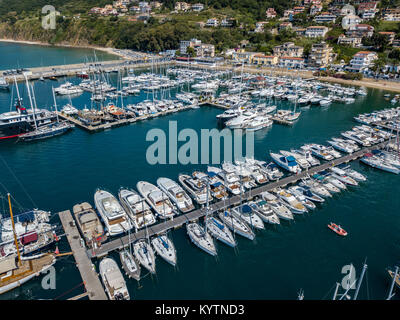 Luftaufnahme von Segelbooten und verankerten Boote. Boote in den Hafen von Vibo Marina, Kai, Pier. Luxus Yachten und Segelboote. Stockfoto