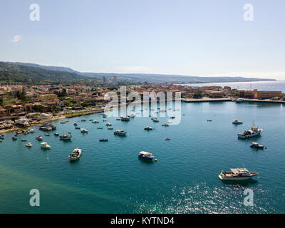 Luftaufnahme von Segelbooten und verankerten Boote. Boote in den Hafen von Vibo Marina, Kai, Pier. Luxus Yachten und Segelboote. Stockfoto