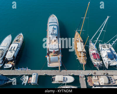 Luftaufnahme von Segelbooten und verankerten Boote. Boote in den Hafen von Vibo Marina, Kai, Pier. Luxus Yachten und Segelboote. Stockfoto