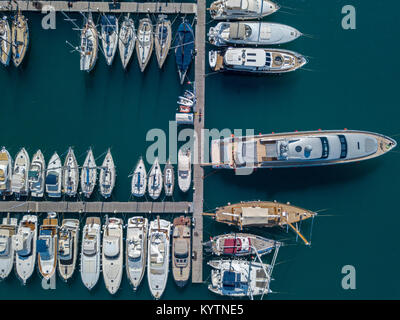 Luftaufnahme von Segelbooten und verankerten Boote. Boote in den Hafen von Vibo Marina, Kai, Pier. Luxus Yachten und Segelboote. Stockfoto