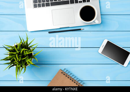 Overhead shot blau Holz- Office Desktop. Nahaufnahme Stockfoto