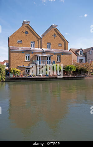 Ware, Wohnungen durch den Fluss Lee, (Fluss Lea) Hertfordshire, England, Stockfoto