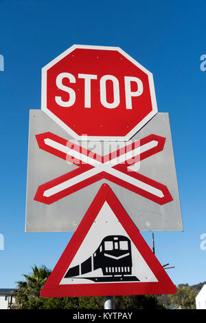 Schild für einen Bahnübergang in Darling in der Western Cape Südafrika. Dezember 2017. Railroad Warnung Stoppschild nähernden Zug Stockfoto