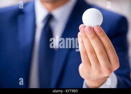 Junge Unternehmer mit Golf ball Arbeiten im Büro Stockfoto