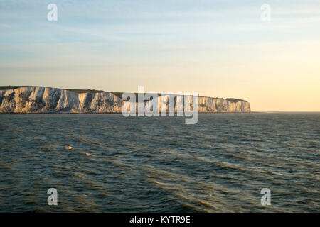 Am frühen Morgen frühlingssonne als Cross Channel Fähre übergibt die weißen Klippen von Dover, Kent, Großbritannien in Richtung Calais, Frankreich Stockfoto