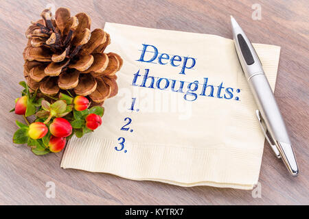 Tiefe Gedanken Liste - Handschrift auf eine Serviette mit einem Pine Cone Stockfoto