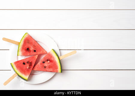 Overhead shot von Wassermelone auf weißem Holz- Hintergrund Stockfoto