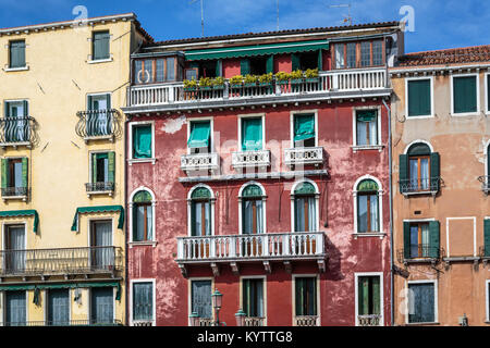 Gebäude und Boote entlang des Canal Grande in Veneto, Venedig, Italien, Europa, Stockfoto