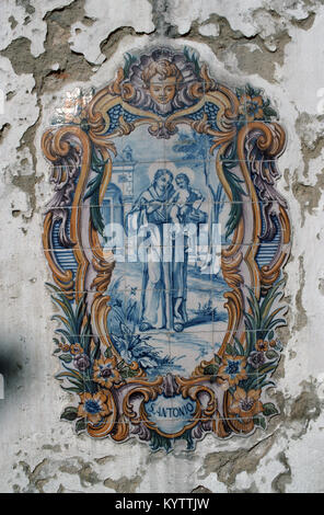 Straße und Häuser Azulejos, bemalten Keramikfliesen, Lissabon, Portugal Stockfoto