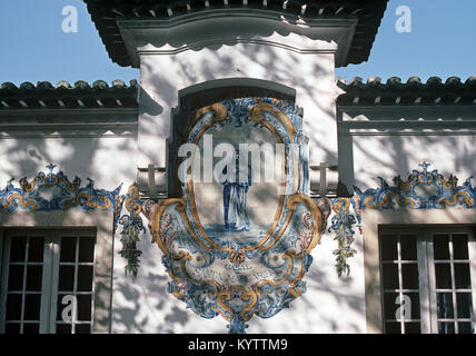 Straße und Häuser Azulejos, bemalten Keramikfliesen, Lissabon, Portugal Stockfoto