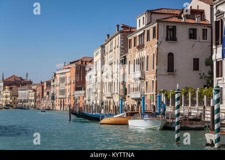 Gebäude und Boote entlang des Canal Grande in Veneto, Venedig, Italien, Europa, Stockfoto