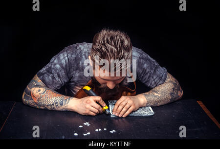 Leder Artisan Fokussierung auf seine Arbeit Stockfoto