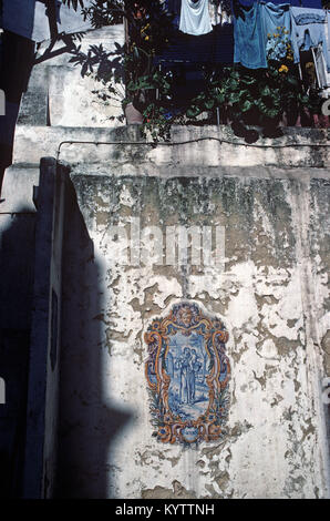 Straße und Häuser Azulejos, bemalten Keramikfliesen, Lissabon, Portugal Stockfoto