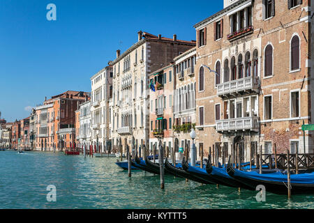 Gebäude und Boote entlang des Canal Grande in Veneto, Venedig, Italien, Europa, Stockfoto