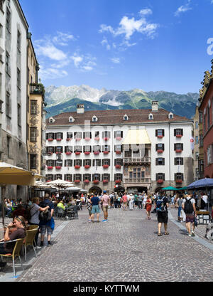 Das Goldene Dachl, Goldenes Dachl, Altstadt im sonnigen Sommertag. Innsbruck, Österreich. Stockfoto
