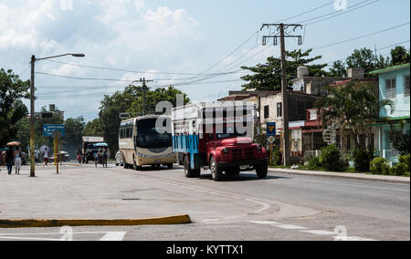 HOLGUIN, Kuba - 31. AUGUST 2017: Verschiedene Arten von Transport in Kuba. Lkw, Bus, Kutsche. Stockfoto