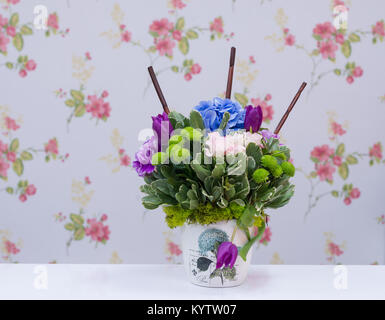 Blumen Anordnung mit Rosen, Hortensia und Tulpen Stockfoto