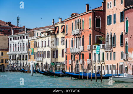 Gebäude und Boote entlang des Canal Grande in Veneto, Venedig, Italien, Europa, Stockfoto