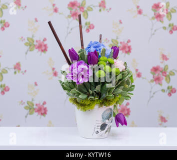 Blumen Anordnung mit Rosen, Hortensia und Tulpen Stockfoto