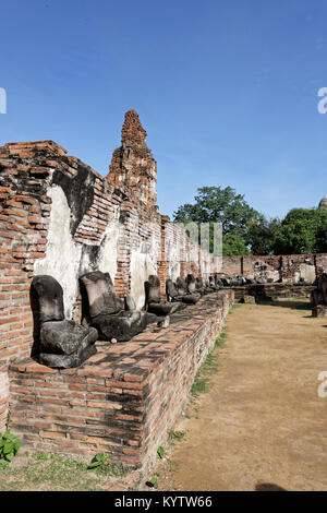 Der kopflose Buddha Statuen sitzen auf den Sockel auf der Rückseite des Wat Mahathat. Die Reflexion von Ritual, Gebet und Meditation. Stockfoto