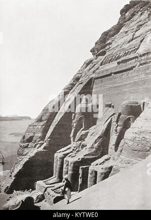 Die Tempeln von Abu Simbel, Nubien, Ägypten, hier c zu sehen 1920 vor Ihrem Umzug in 1968 auf einem künstlichen Hügel aus ein Kuppelbau, hoch über dem Assuan Staudamm Stausee. Von den Wundern der Welt, veröffentlicht C 1920. Stockfoto