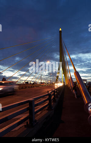 Blaue Stunde shot von Rama-VIII-Brücke über den Chao Phraya in Bangkok, Thailand Stockfoto