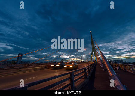 Blaue Stunde shot von Rama-VIII-Brücke über den Chao Phraya in Bangkok, Thailand Stockfoto