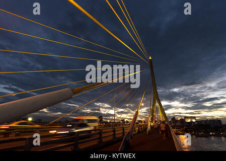 Blaue Stunde shot von Rama-VIII-Brücke über den Chao Phraya in Bangkok, Thailand Stockfoto