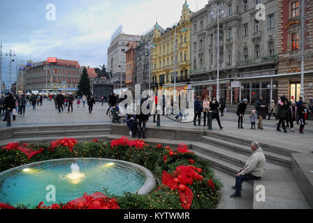 Zagreb, Kroatien. Platz Ban Jelacic (Kroatisch: Trg Bana Josipa Jelacica oder Trg Bana Jelacica) ist der zentrale Platz der Stadt Zagreb, benannt nach Ban Josip Jelacic. Der offizielle Name ist Trg Bana Jelacica. Das Quadrat ist umgangssprachlich: Jelacic plac. Auf dem Platz gibt es die Reiterstatue des Ban Jelacic. Stockfoto