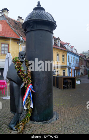 Zagreb, Kroatien. Bronzestatue von kroatischen Schriftsteller August Senoa (1838-1881) und Zeilen aus seinem Gedicht in Vlaska Straße. Arbeit der kroatischen Bildhauers Marija Ujevic Galetovic. Stockfoto