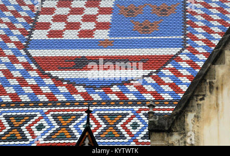 Zagreb, Kroatien. Das bunte Dach der St. Mark's Church. Die Kirche von St. Mark (Kroatisch: Crkva sv. Marka) ist die Pfarrkirche der Altstadt von Zagreb, befindet sich in der St. Mark's Platz (Trg Svetog Marka). Auf dem Dach, Fliesen sind so gelegt, dass sie das Wappen von Zagreb (white castle auf rotem Hintergrund) und Dreieinigen Königreich Kroatien, Slawonien und Dalmatien vertreten. Stockfoto