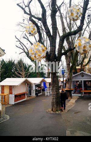 Zagreb, Kroatien. Weihnachtsmarkt in Strossmatre. Es ist ein beautifu Park mit einem romantischen Promenade unter großen Bäumen. Stockfoto