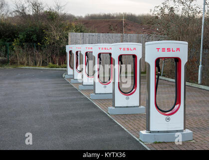 Bild zeigt ein Tesla Kompressor Punkt für elektrische Fahrzeuge auf einem Parkplatz in Tonbridge Kent Stockfoto