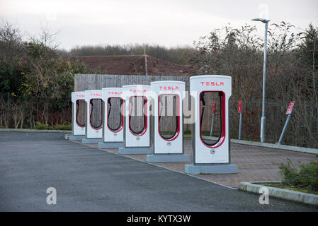 Bild zeigt ein Tesla Kompressor Punkt für elektrische Fahrzeuge auf einem Parkplatz in Tonbridge Kent Stockfoto