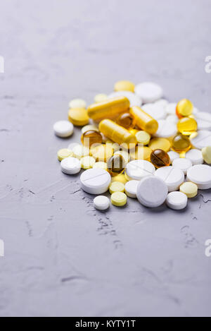 Verschiedene Pillen, Tabletten und Kapseln. Sortiert von Arzneimitteln. Selektiver Fokus Stockfoto