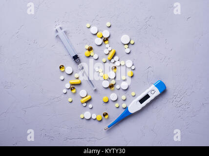 Verschiedene Pillen, Tabletten und Kapseln. Sortiert von Arzneimitteln. Ansicht von oben Stockfoto