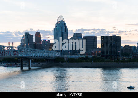 Sonnenuntergang über Cincinnati Ohio Skyline Stockfoto