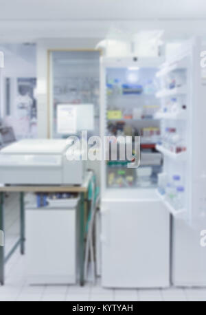 Wissenschaftlicher Hintergrund: Moderne Labor Interieur aus Fokus mit offenen Kühlschrank, text Raum Stockfoto