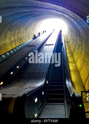 Rolltreppe in Washington DC Potomac AVE-Bahnhof, auf der Suche nach oben in Richtung der Straße mit Menschen, die nach oben und unten Stockfoto