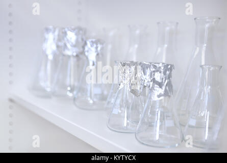 Konische Kolben, Regal von sauberen Laborglas auf Weiß Regal Stockfoto