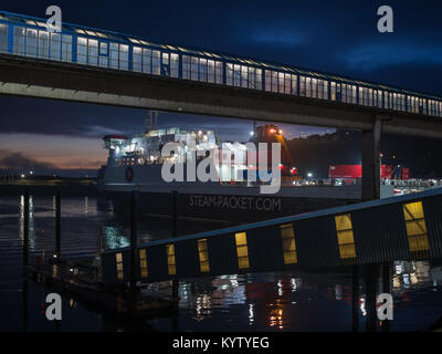 Insel Man Steam-Packet Fährschiff im Morgengrauen geladen werden Stockfoto