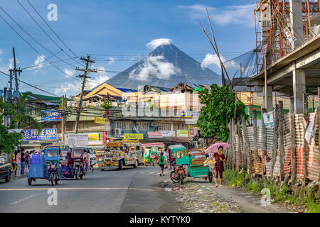 Legazpi ist eine Stadt Leben "unter dem Vulkan". Das Leben geht weiter wie gewohnt unter der ständigen Bedrohung der Eruption des Mount Mayon Vulkan sehr aktiv. Stockfoto