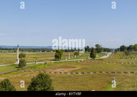 Blick nach Norden von der Oberseite der Pennsylvania State Memorial entlang der Union Linie auf Cemetery Ridge, Gettysburg National Military Park, Pennsylvania, USA. Stockfoto