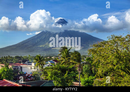 Ferienhäuser und livlihoods sind unter täglich, ständige Bedrohung der Zerstörung von Mount Mayon Vulkan in Legazpi, Luzon, Philippinen. Stockfoto